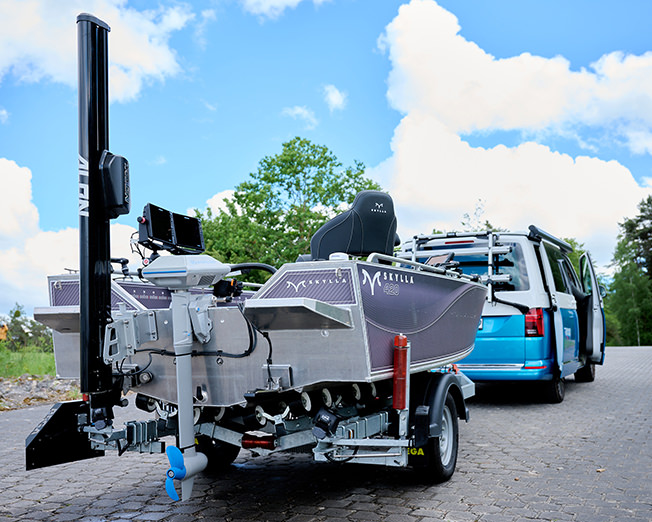 Skylla 420 ALU Angelbot auf Pega Trailer - Heckansicht mit ePropulsion Navy 3.0 Evo und Minn Kota Talon