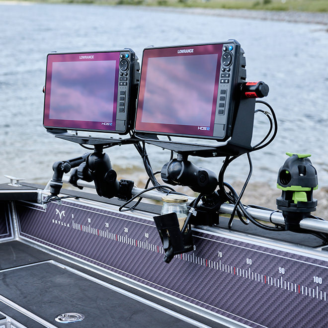 Skylla 420 ALU Angelbot auf Pega Trailer - Backboard mit zwei Lowrance HDS 12 Pro's