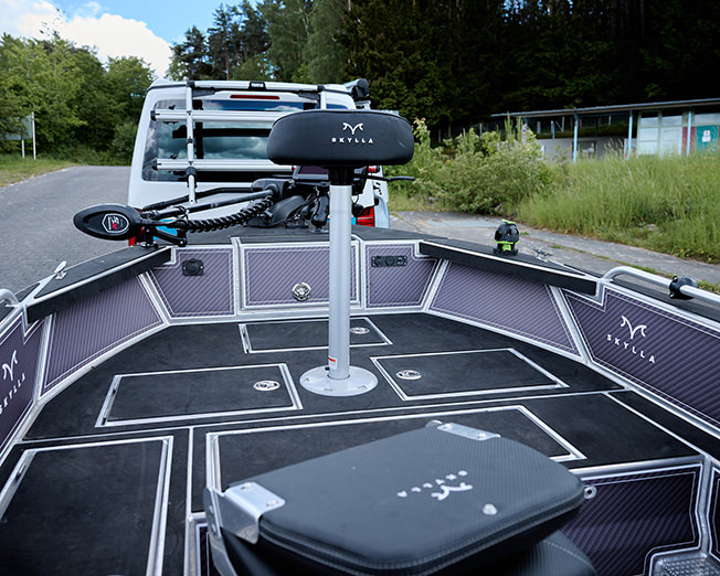 Skylla 420 ALU Angelbot auf Pega Trailer - Bugansicht