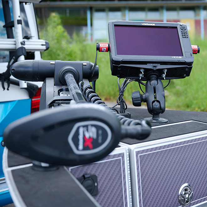 Skylla 420 ALU Angelbot auf Pega Trailer - Bugansicht mit Lowrance HDS 12 Carbon und Motorguide Xi5